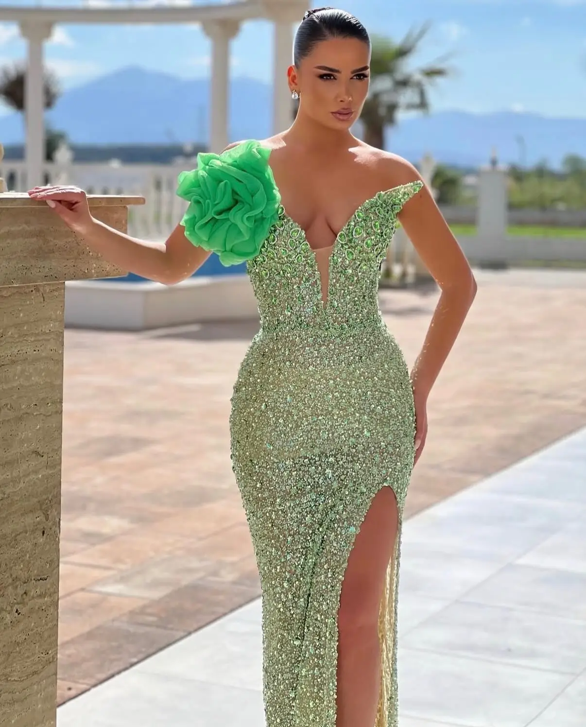 فاخر الأخضر بلورات النساء فساتين لحضور الحفلات الموسيقية مثير الخامس الرقبة أكمام الجانب سبليت الزفاف ثوب مسائي مخصص الدانتيل يصل الظهر رداء