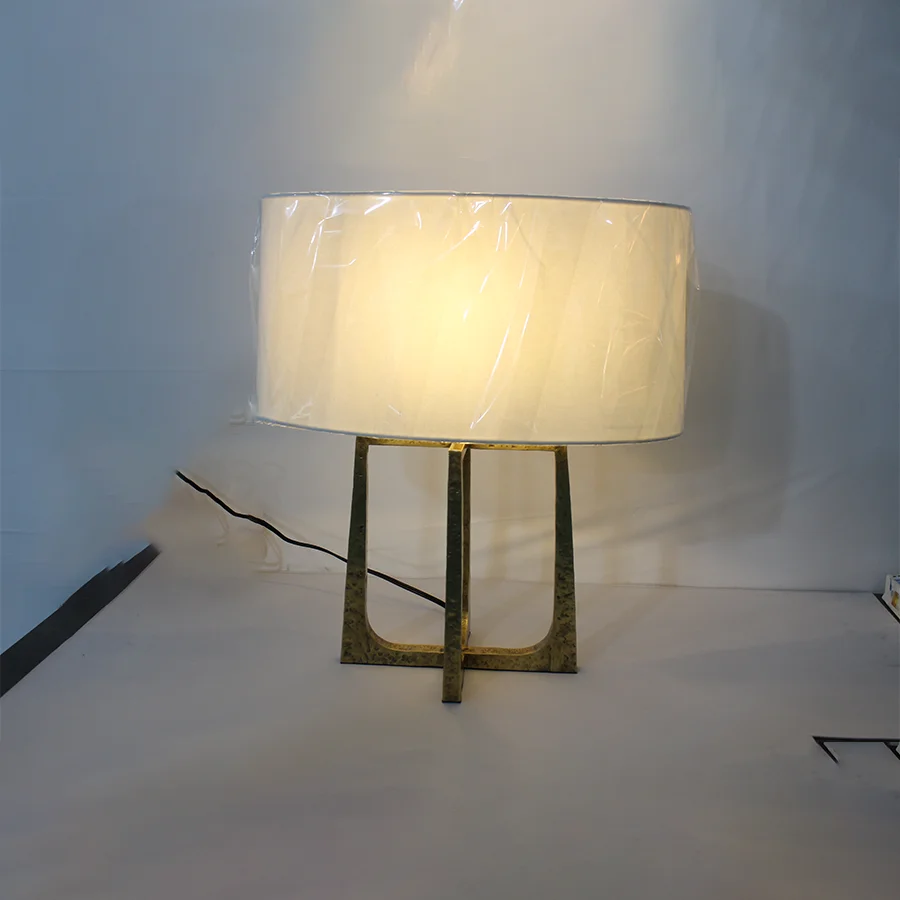 Yihao Modern Handmade Brass LED Desk Table Hammer Surface Decorative Bedside Light E14 Copper Factory Sale Living Room Bedroom