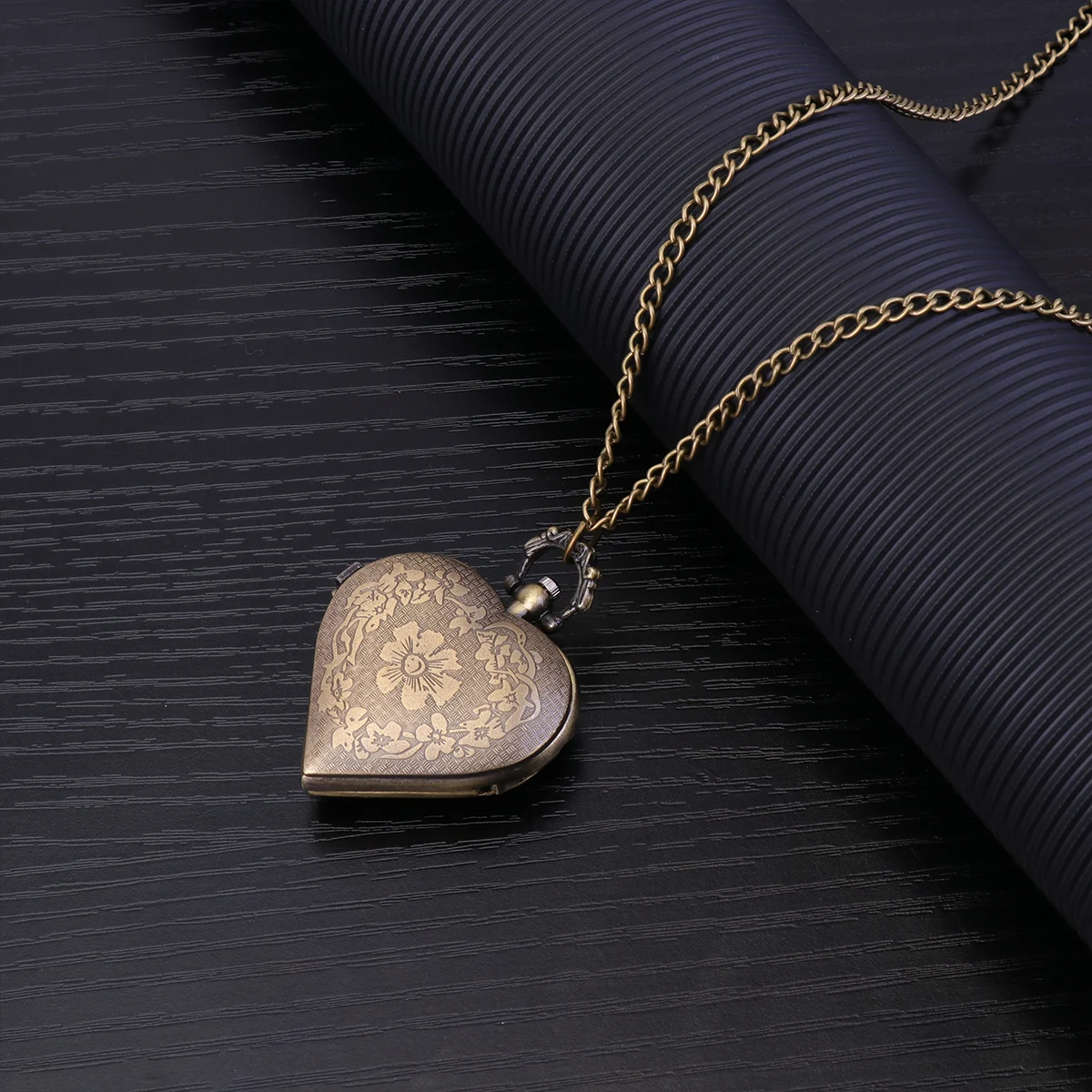 

Retro Pocket Watch Heart Shaped Quartz Carving Vintage Exquisite Small Lightweight Durable Practical Decorative Clothing