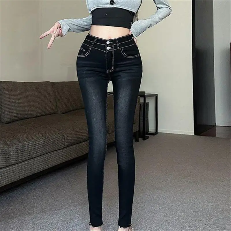بنطلون جينز ضيق عالي الخصر بتصميم عصري، موديل خريفي جديد مع خصر مطاطي وحشوة للورك، قصة ضيقة تصل إلى الكاحل