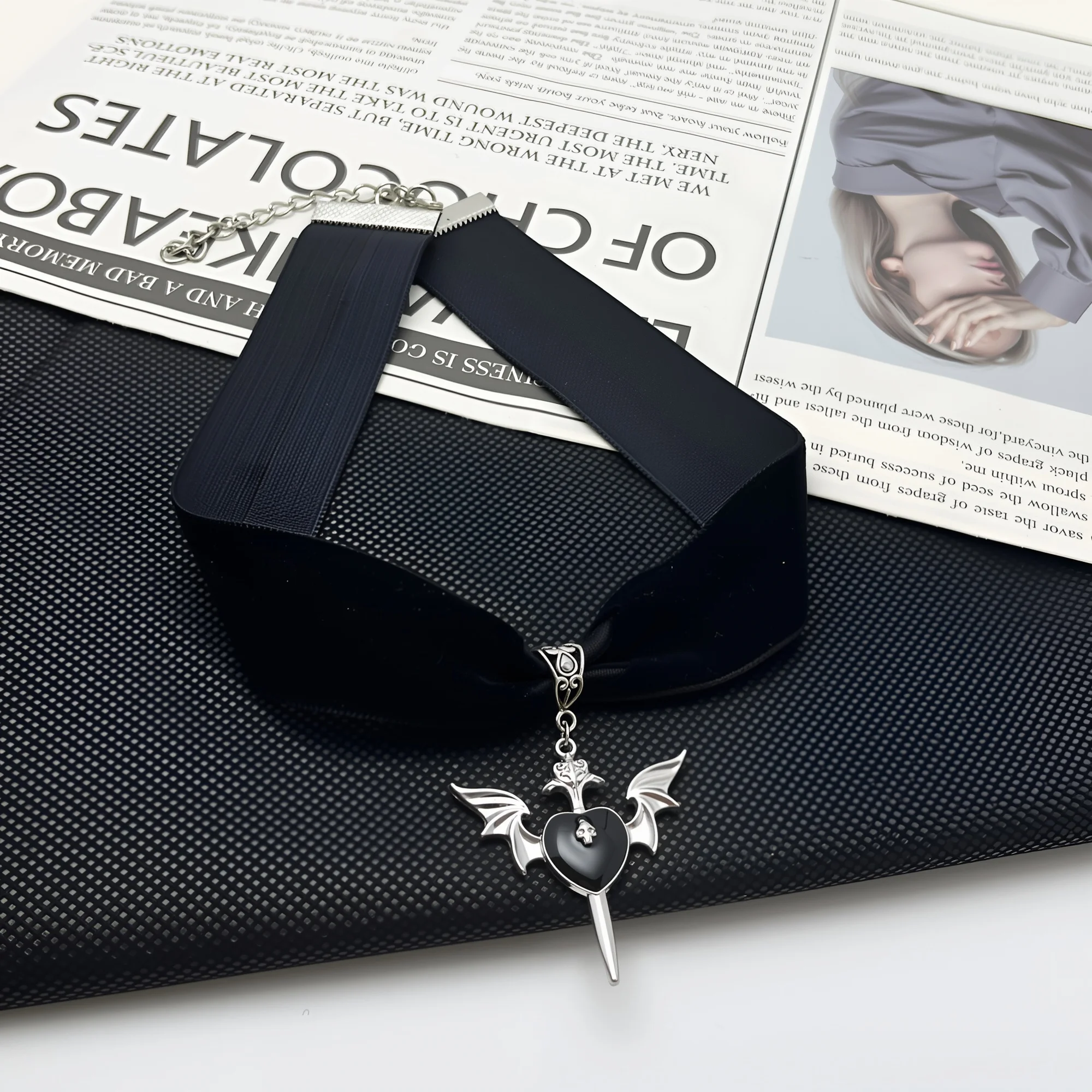 1 piece Gothic Winged Skull Enamel Black Heart Pendant Velvet Choker a Vintage Punk Necklace Suitable for Women as a Gift - view 4