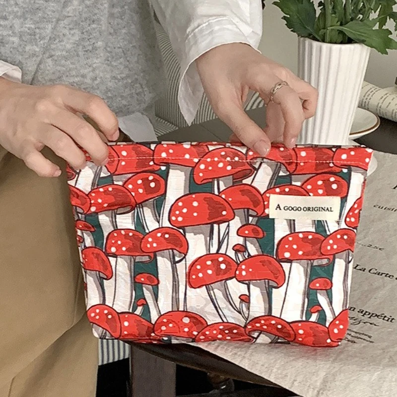 New Fashion Sweet Red Mushroom Print Cosmetic Bag Canvas Clutch Makeup Bag Portable Toiletry Bag Travel Make Up Kit Organizer