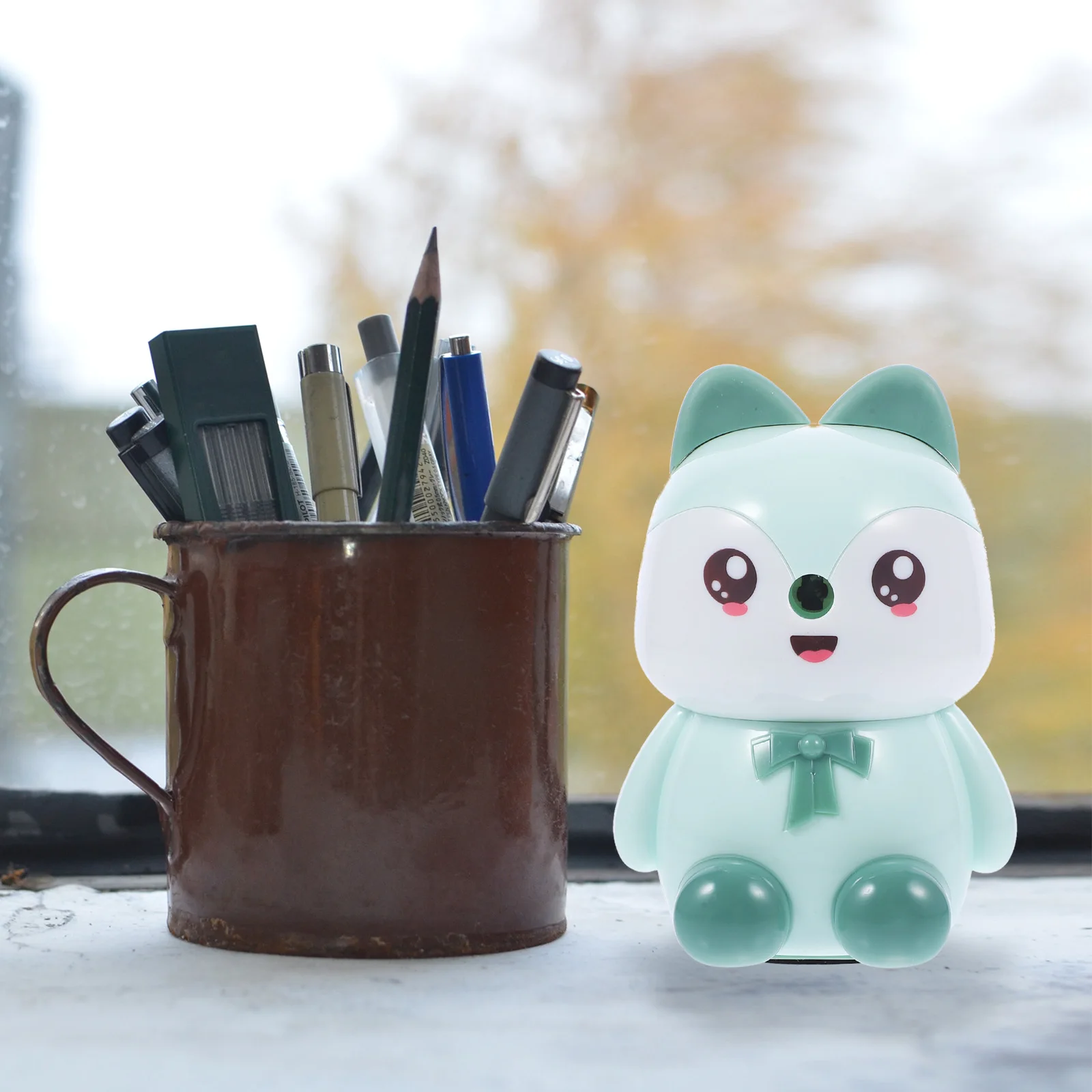 

Green Plastic Pencil Sharpener Single Hole Small Cartoon Raccoon Manual School Supplies Kids Classroom Office Use Sharpening