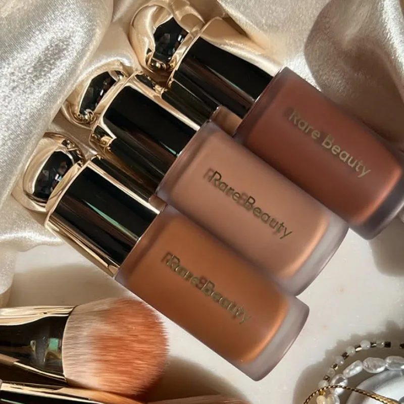 Bronzer liquide Soft Pinch de Rare Beauty, naturel, waterproof, longue tenue, pour le visage et le corps.