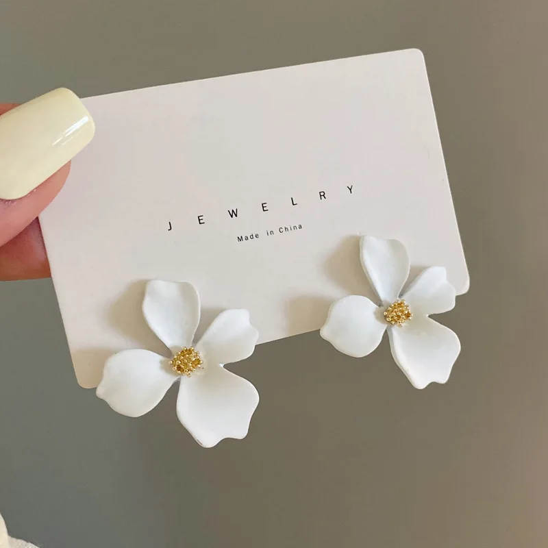 New Fashion White Flower Earrings for Women Party Elegant Spray Painted Blooming Gardenia Stud Earrings Petal Jewelry Girl Gift