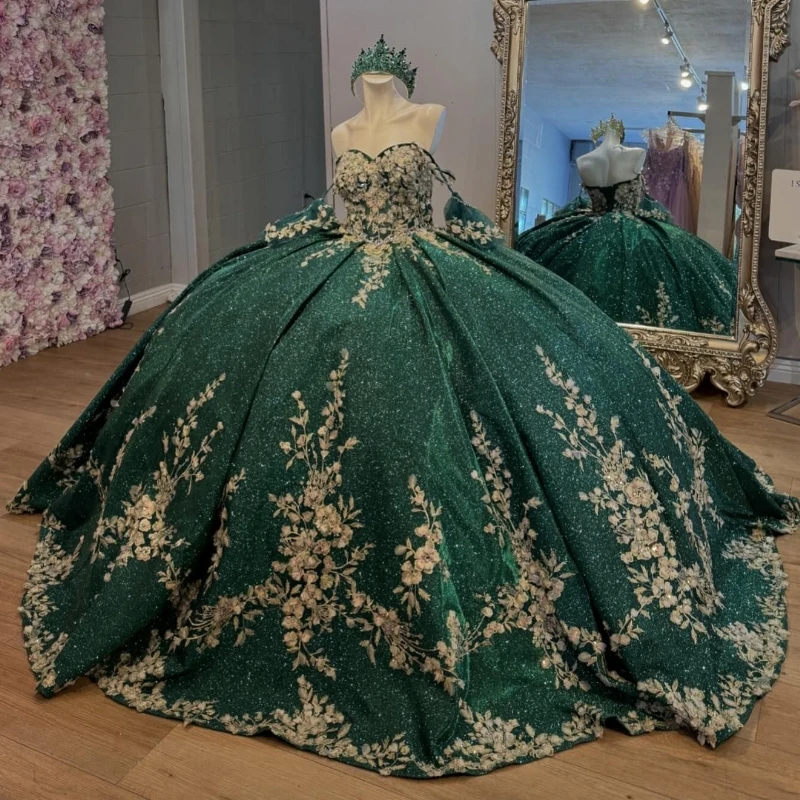 

Изумрудно-зеленые платья Quinceanera для 16 девочек с открытыми плечами, золотая аппликация, кружевные бусины, хрустальное бальное платье принцессы на 15-й день рождения