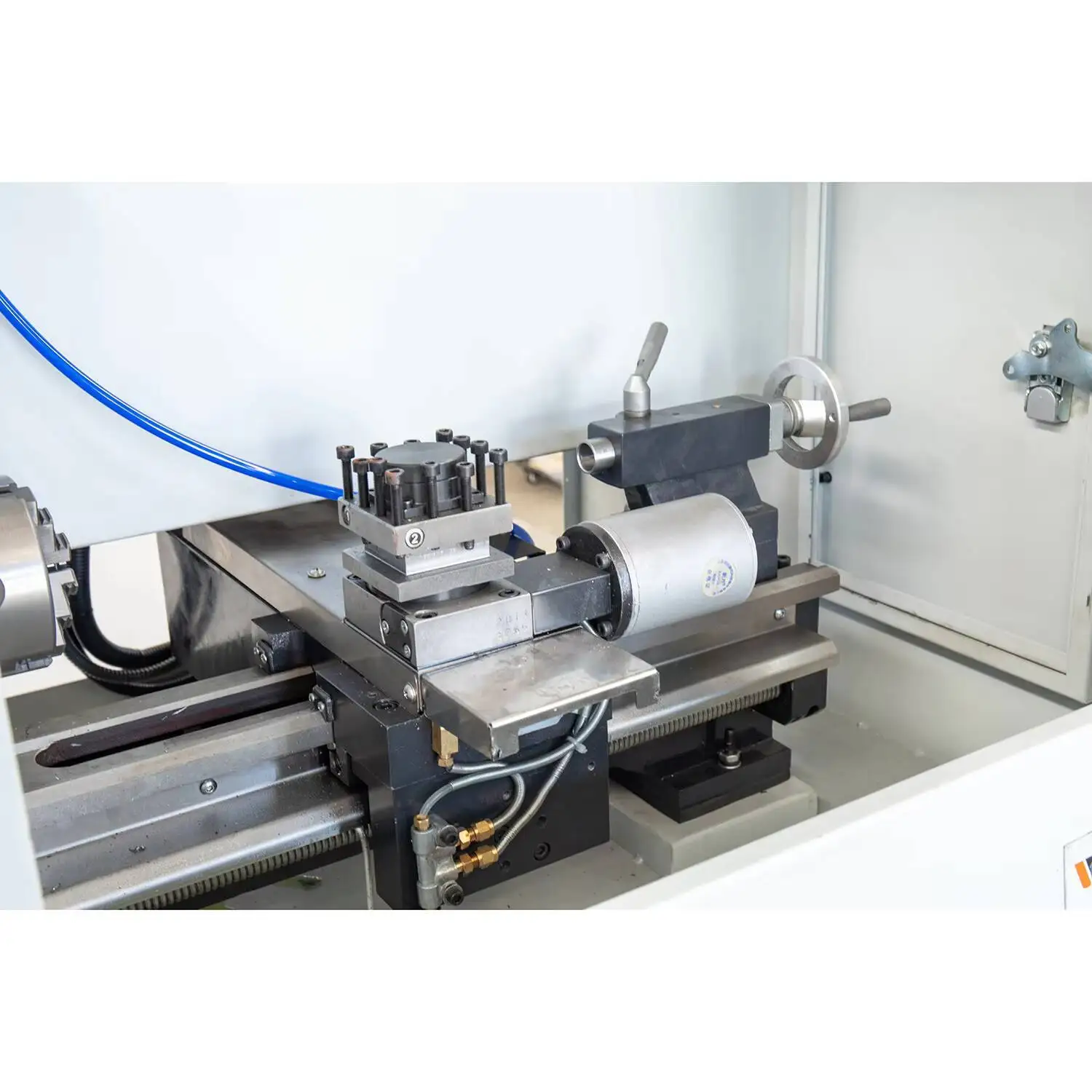 Máquina de torno CNC de bancada leve de alto desempenho Cnc210 para processamento de metal