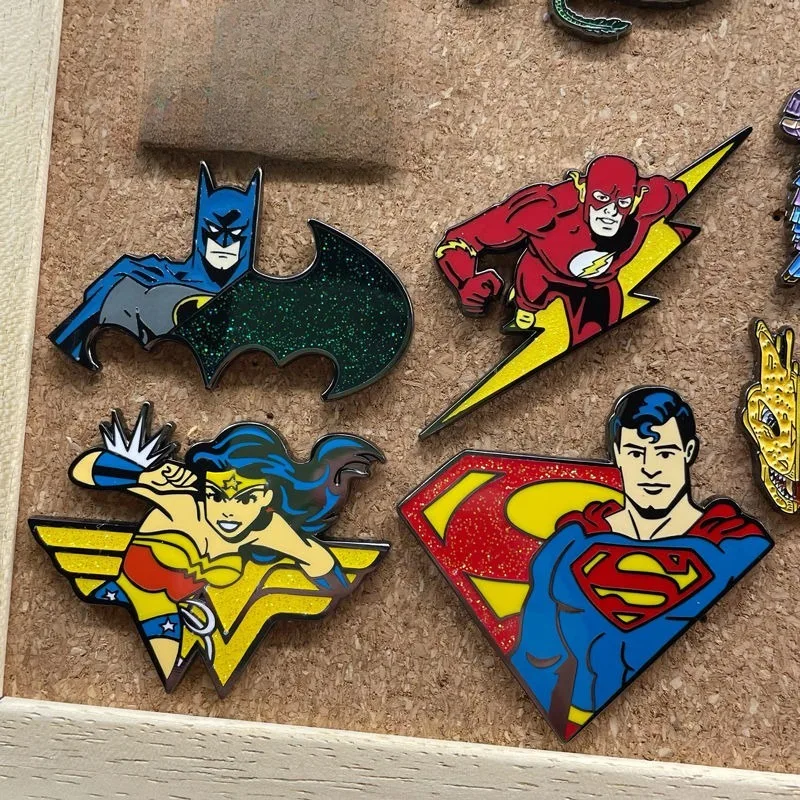 Broche de Metal de superhéroe DC Liga de la justicia dibujos animados Anime Superman Batman Flash Wonder Woman mochila insignia accesorios regalo