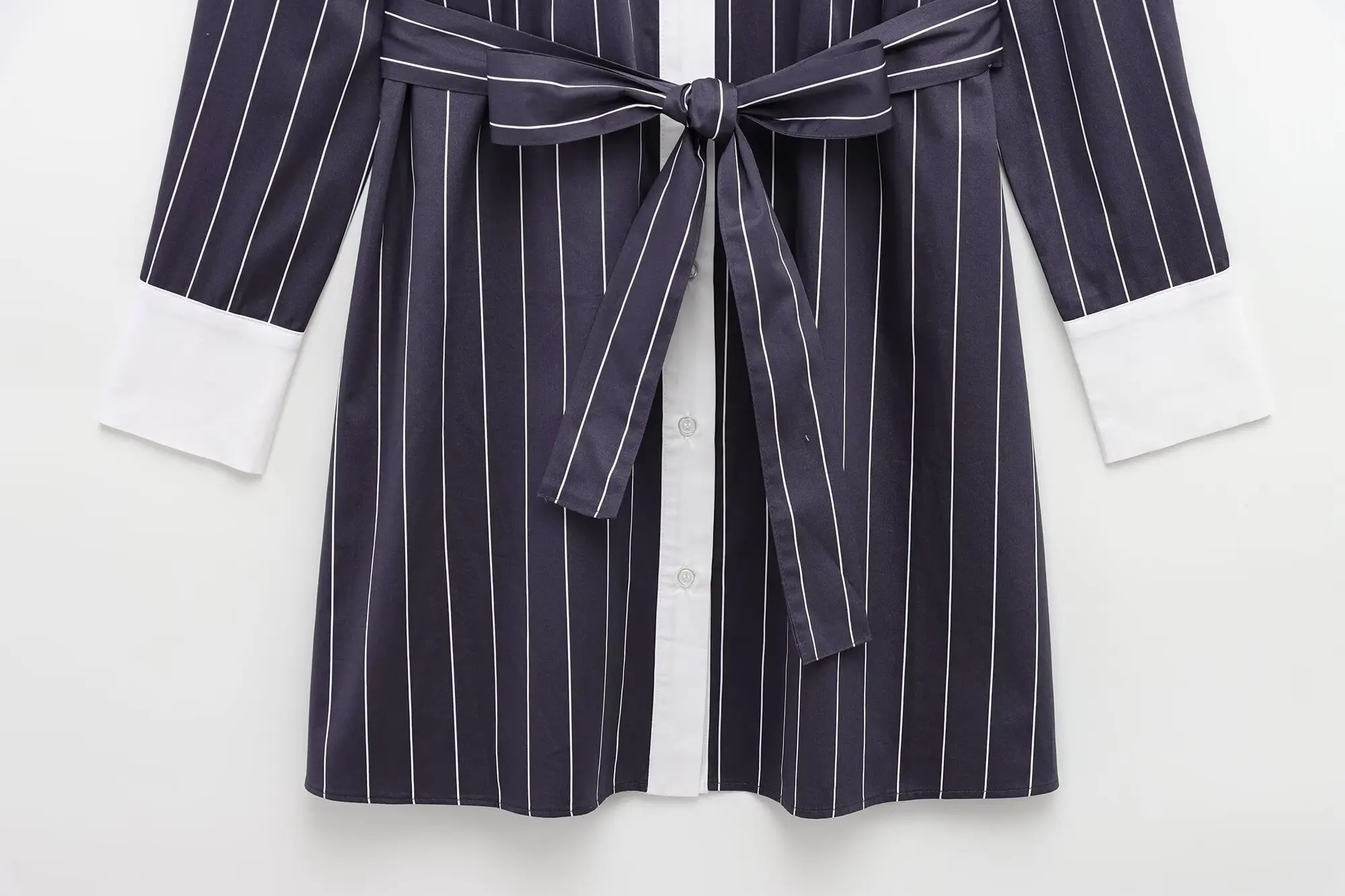 PB&ZA Gestreepte damesoverhemdjurk met lange mouwen en kraag en riemdetail voor de zomer om een chique en professionele look te creëren