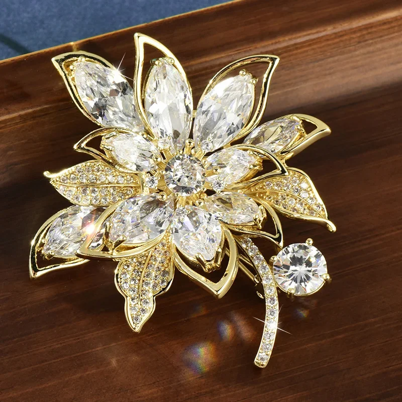 

High-end feminine style, crystal brooch coat, retro exquisite pin accessories, festival gifts, hibiscus brooch