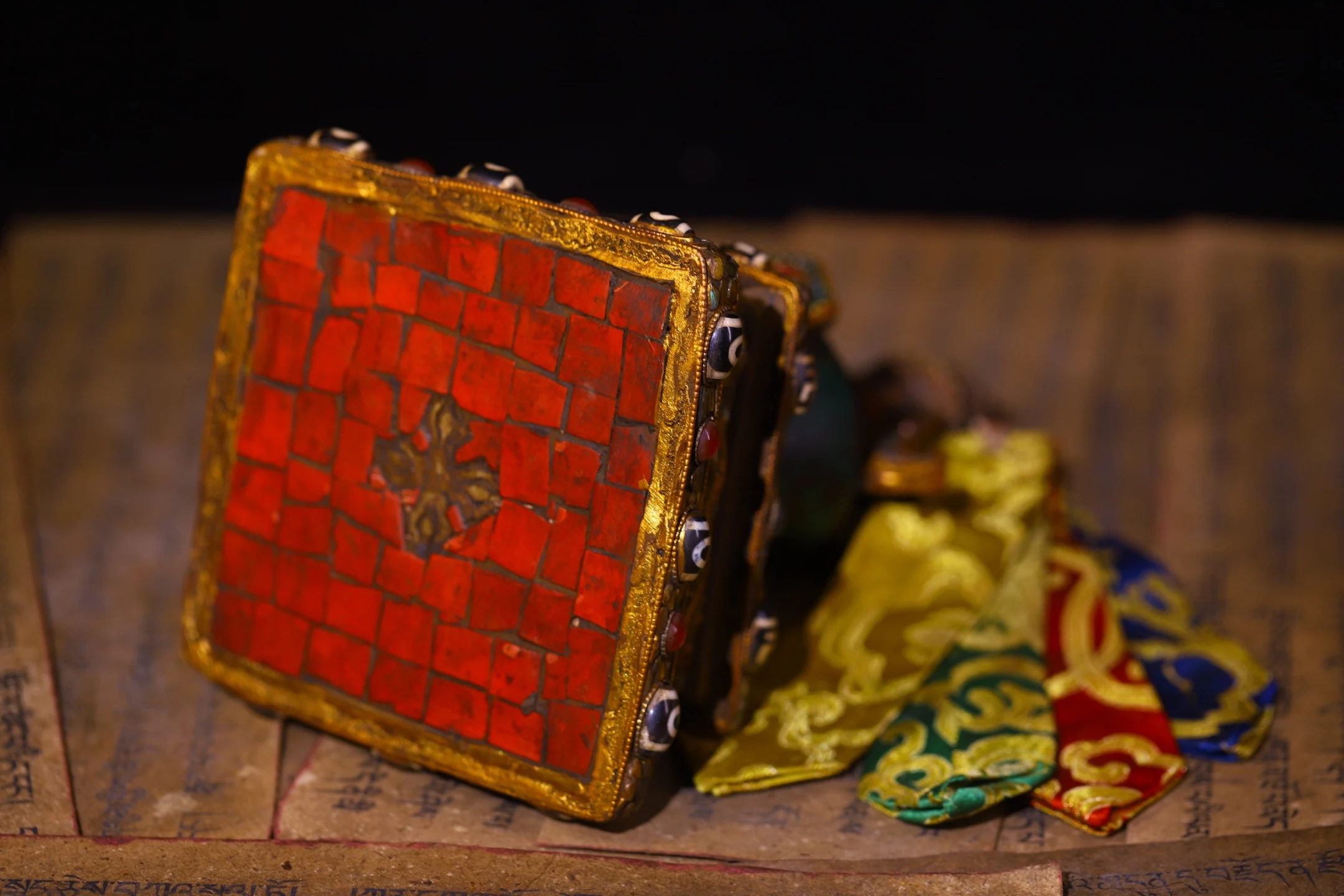 

9-дюймовый старинный бронзовый мозаичный амулет gZi с бирюзовыми бусинами и ракушками, изображением Будды Шакьямуни, пагодой и молитвенным флагом, для храма