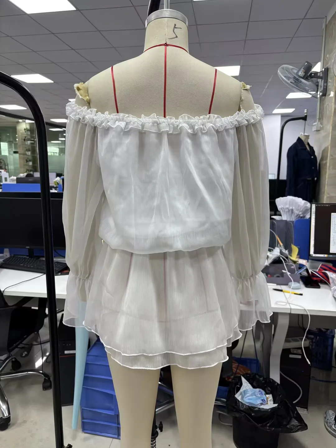 فستان نسائي أبيض مكشوف الكتفين فستان صيفي قصير مع فتحة عنق مكشكشة وأكمام واسعة فستان حفلات كاجوال للشاطئ