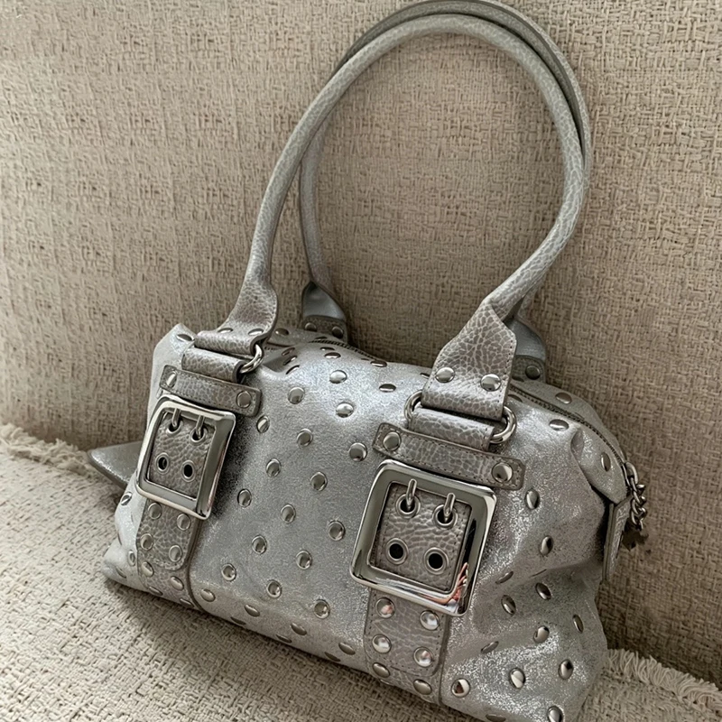 Gepunktete Nieten-Handtasche, Y2k Mädchen Metall-Nieten-Gürtelschnalle Motorrad-Biker-Boston-Tasche, Damen Retro-Unterarm-Schultertasche – Detail 9