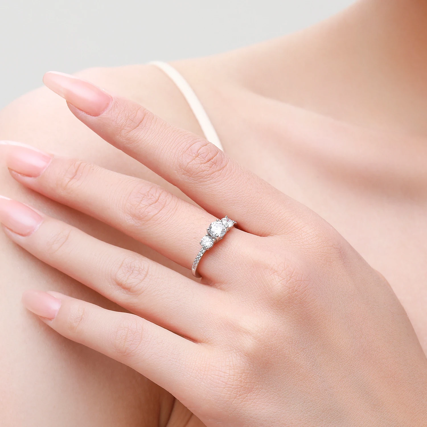 

Ailmay Fashionable and luxurious 925 sterling silver circular dazzling artificial zircon ring, women's jewelry gift