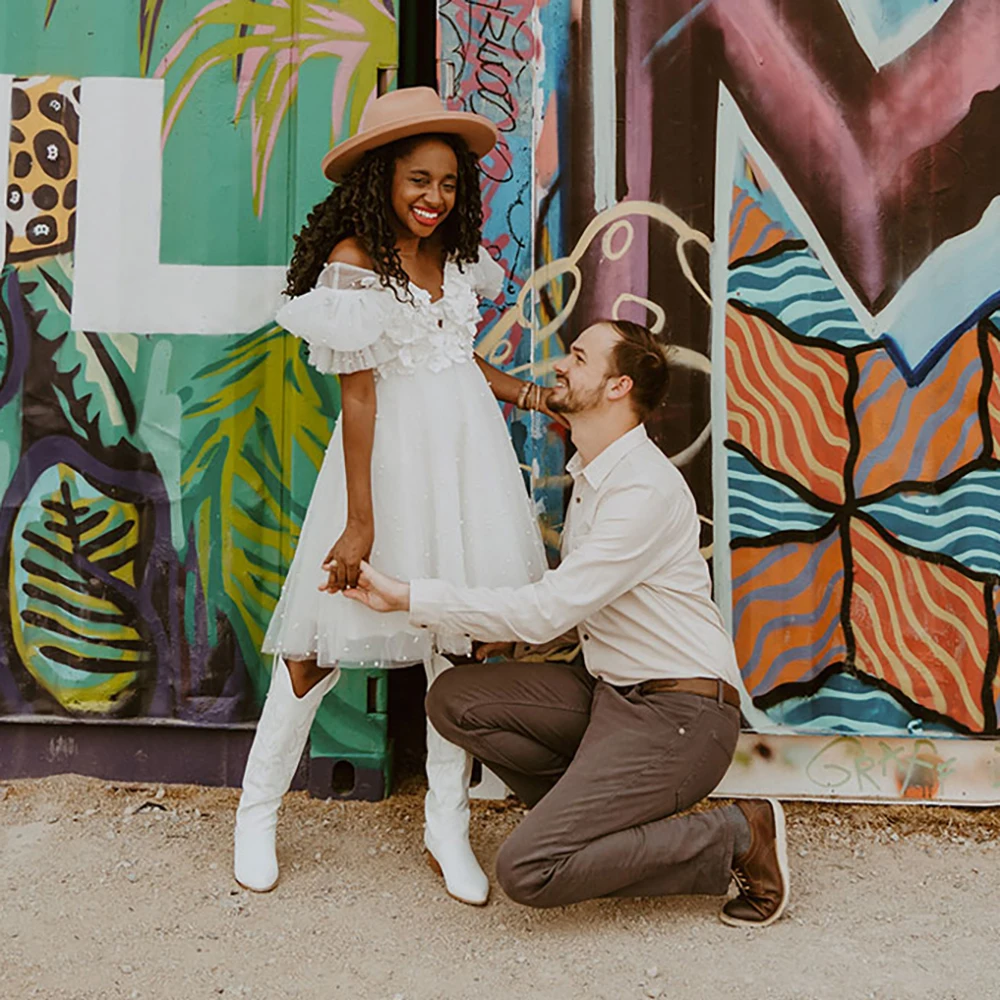 Robe de mariée en Tulle avec perles, longueur genou, décolleté en V plongeant, manches courtes plissées, dos nu, style Boho, fleurs 3D