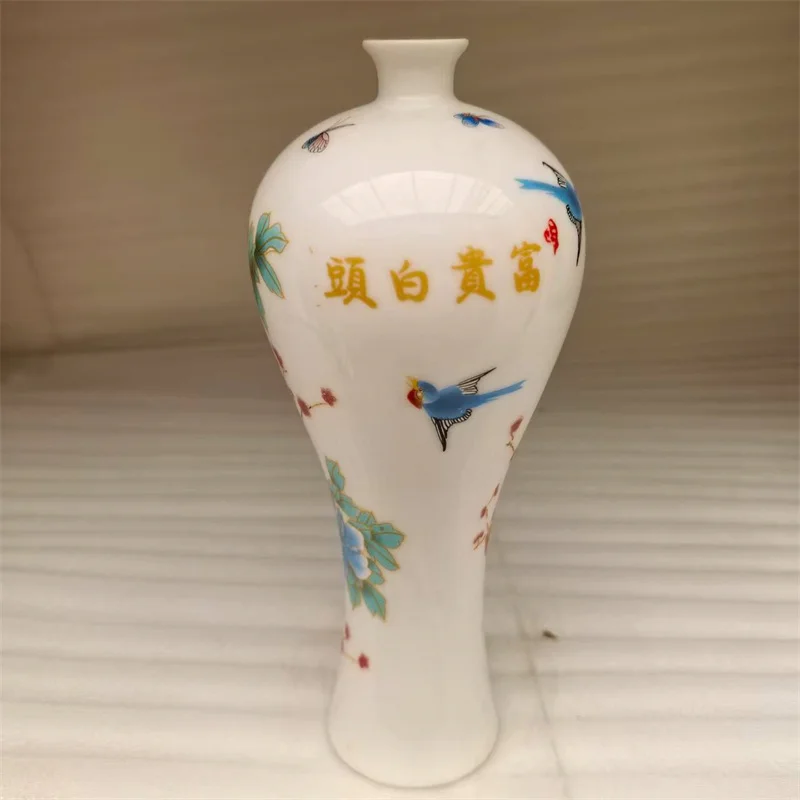 مزهرية من البورسلين الصيني القديم مع زهرة وردية ونمط طيور تصميم الحظ عنصر ديكور آسيوي تقليدي