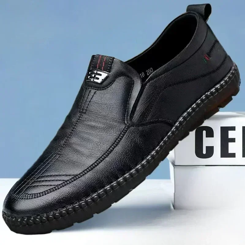 Męskie buty skórzane Nowe letnie buty outdoorowe wsuwane na co dzień Oddychające antypoślizgowe płaskie buty męskie do chodzenia Zapatos De Cuero