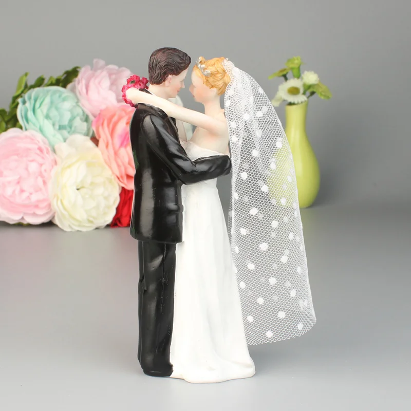 European Wedding Cake Doll Resin Decorations The Bride and Groom Are Affectionate