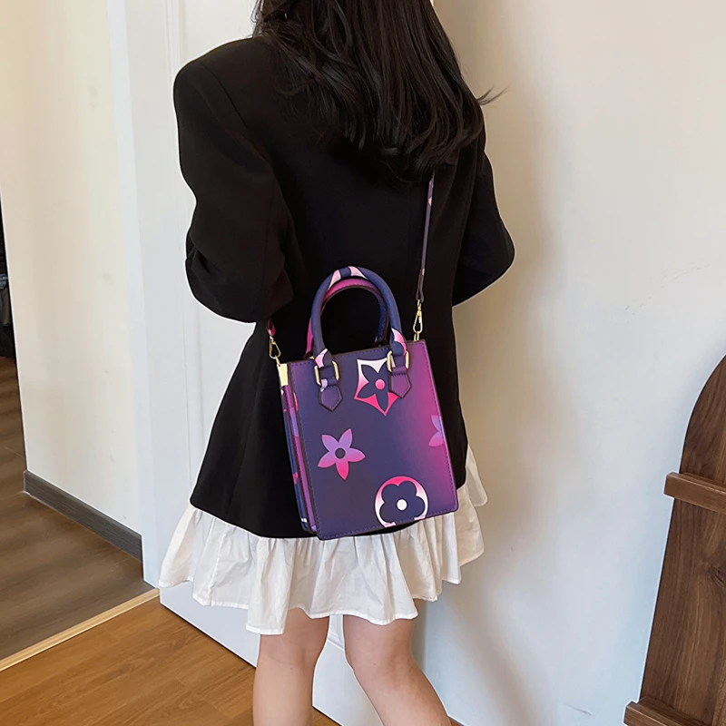

Beautiful Simple Vintage Clutch Bag for Women Casual and Leisure Use Featuring Luxury Minimalist Solid Color Design