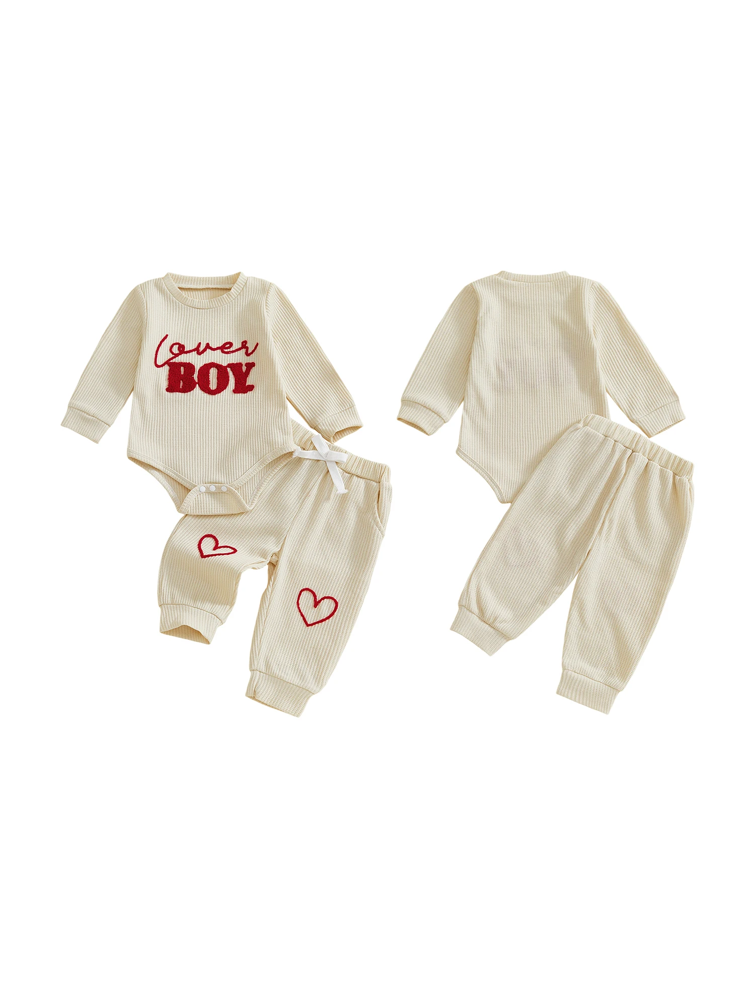 

Очаровательный ансамбль ко Дню святого Валентина для маленьких мальчиков. Стильный комбинезон с длинными рукавами, вышитыми буквами и комплект брюк в тон.