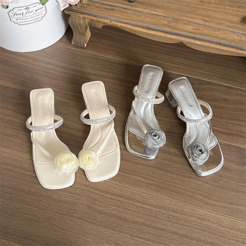 

Французские женские босоножки на толстом каблуке для ношения лета, в сочетании с юбками, сказочными высокими каблуками со стразами и шлепанцами.