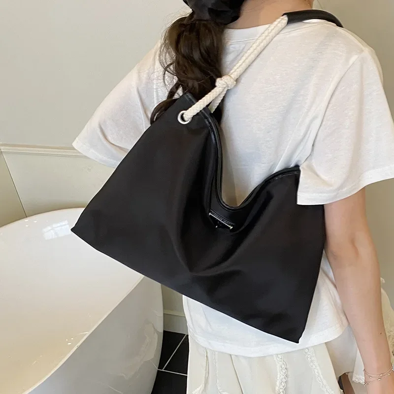 

2023 Европейская и американская летняя новая большая вместительная сумка. Модная модная универсальная нишевая сумка через плечо высокого класса.