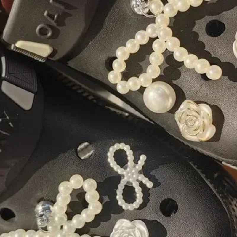 ชุดตกแต่งรองเท้ารูปโบว์มุก 1 ชุด แฟชั่นคลิปติดรองเท้าผ้าใบ ดอกไม้มุก ตกแต่งรองเท้าแบบขั้นสูง DIY หัวเข็มขัดถอดได้ อุปกรณ์เสริมรองเท้า