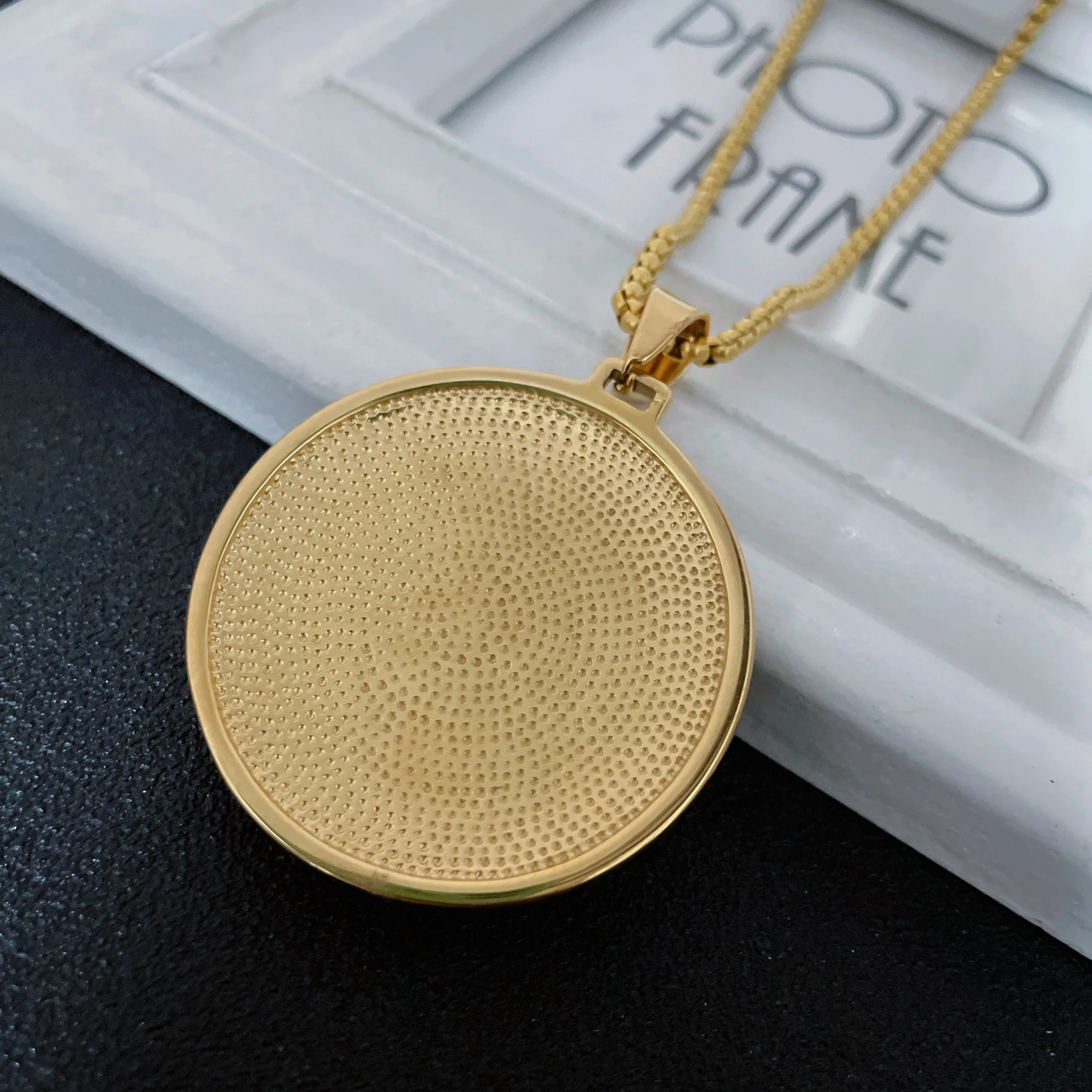 الأزياء الإبداعية كريستال البطانة الأسد رئيس قلادة قلادة الفولاذ المقاوم للصدأ روك الهيب هوب حزب سحر مجوهرات هدايا للرجال والنساء