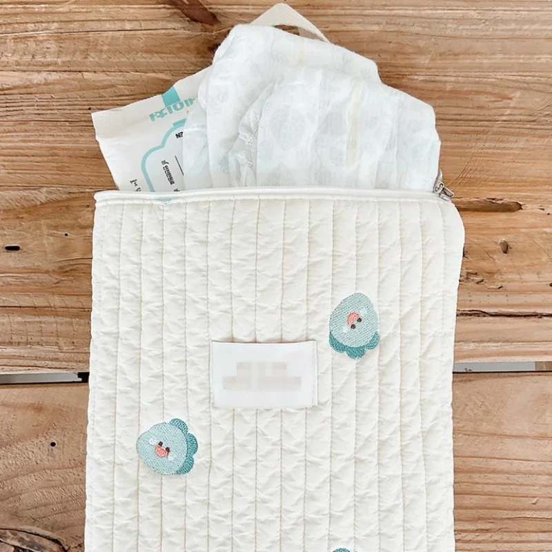 

Ins милая стеганая сумка для подгузников в мультяшном стиле с вышивкой, корейская сумка для мамы с ремнями для коляски, большая вместительная сумка-органайзер для малышей