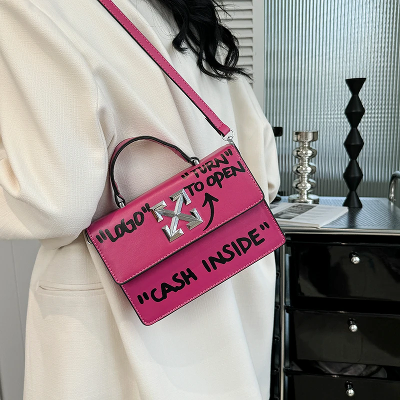 กระเป๋าโท้ทผู้หญิงทรงกว้าง ด้านบนเปิด มีช่องใส่ของด้านใน เหมาะสำหรับการช้อปปิ้ง ทำงาน เดินทาง ใช้ในชีวิตประจำวัน จัดระเบียบง่าย