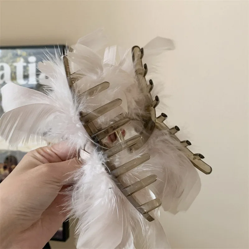 Retro feather hair clip for women big fur Shark clips girls fluffy large hairclip claw clip for thick hair fuzzy crab hairpin