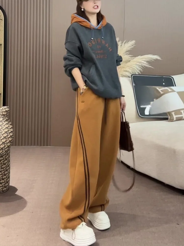 

Fashionable Loose Women's Sportswear Set Spring 2026 Long Pants Trendy Hoodie And Wide Leg Pants Two Piece Set Age Defying