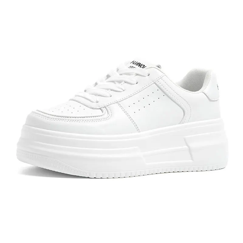 حذاء أبيض بنعل سميك للنساء 2025 حذاء نسائي ربيعي جديد غير رسمي متعدد الاستخدامات