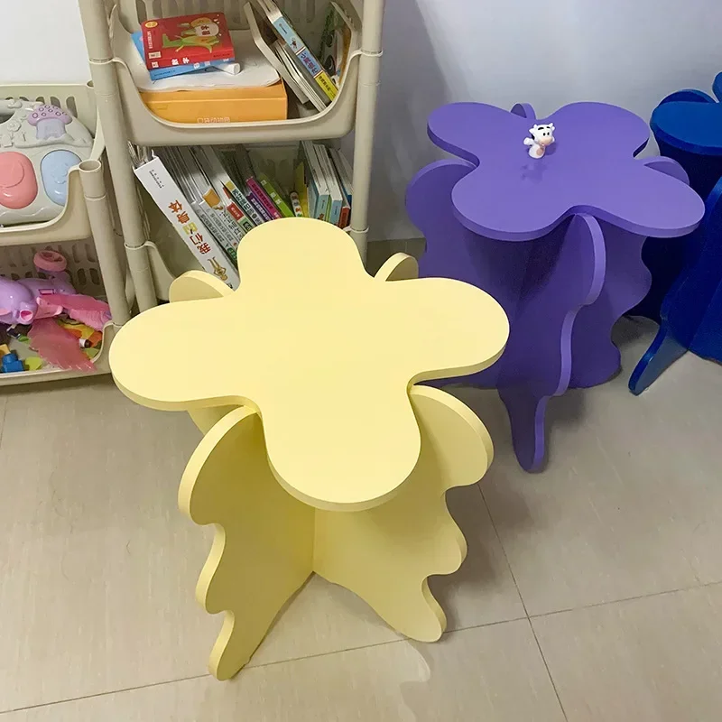 الحديثة الحد الأدنى الكرتون البتلة حافة Ins موجة طاولة القهوة اللون طاولة صغيرة صافي الأحمر الإقامة المنزلية التصوير الدعائم جديد