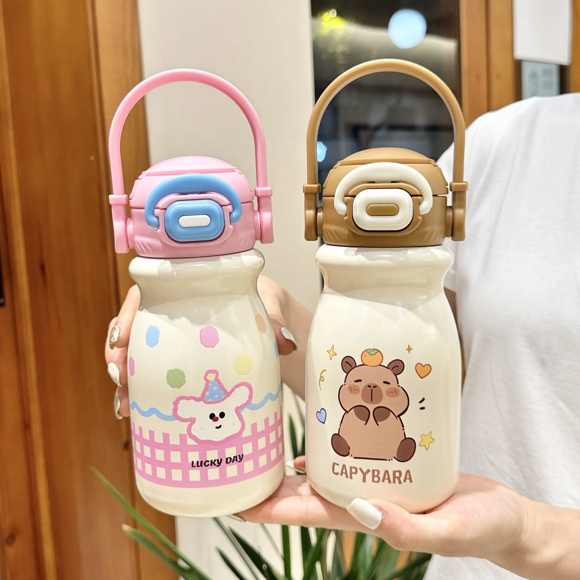 Przenośna butelka na wodę ze słomką Capybara z antypoślizgową podstawką, termos próżniowy ze stali nierdzewnej 316 zapobiegający oparzeniom, do bezpośredniego picia.