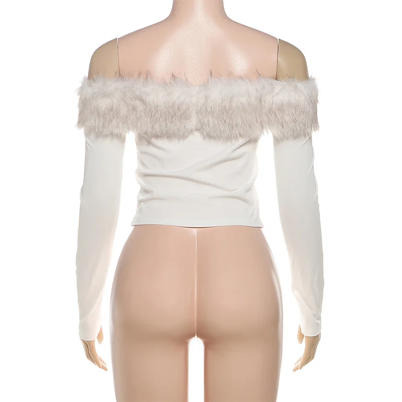 Damskie modne seksowne crop topy z długim rękawem, z odkrytymi ramionami, z dekoltem typu slash neck, z futrzanymi wstawkami, prążkowane, dopasowane, na jesień i zimę 2025.