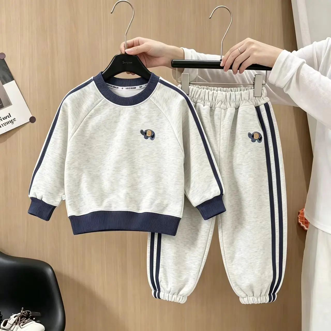 2026 Herbst Baby Jungen Mädchen Kleidungssets Kinder Cartoon Stickerei Sweatshirt Oberteile+Hosen 2-teiliger Kinder Langarm Freizeitanzug – Detail 4