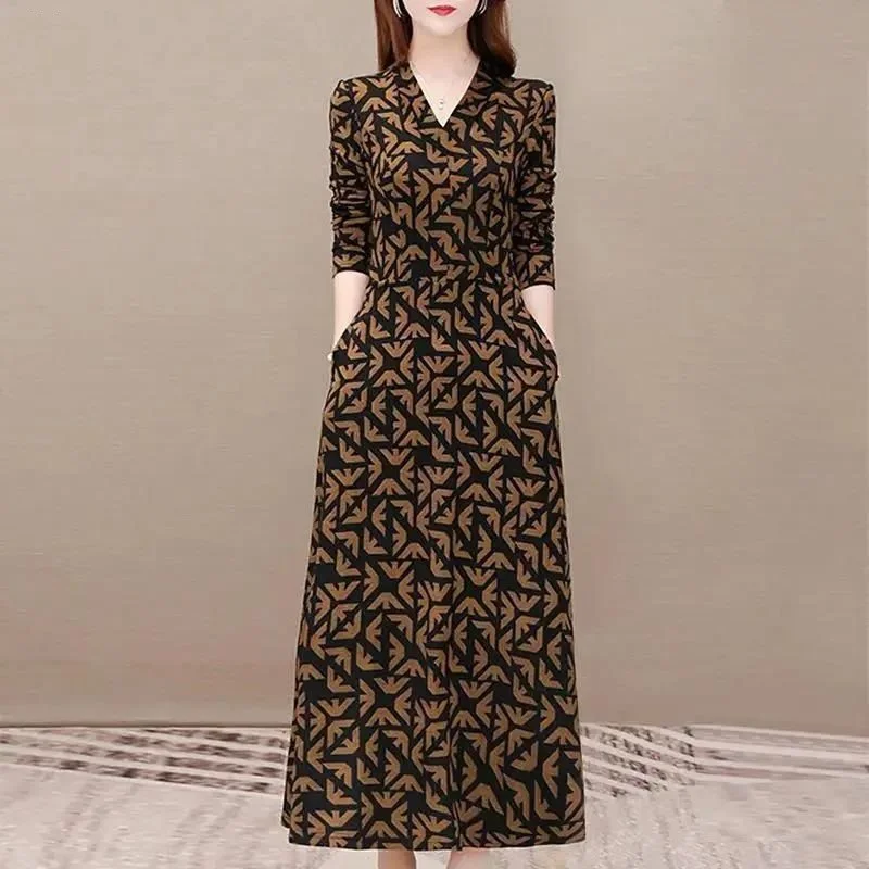 

Women Autumn New Fashion V-Neck Simple Commute Dress Fleece Warm Pockets Printing Age Reducing Leisure Long Sleeved Dress