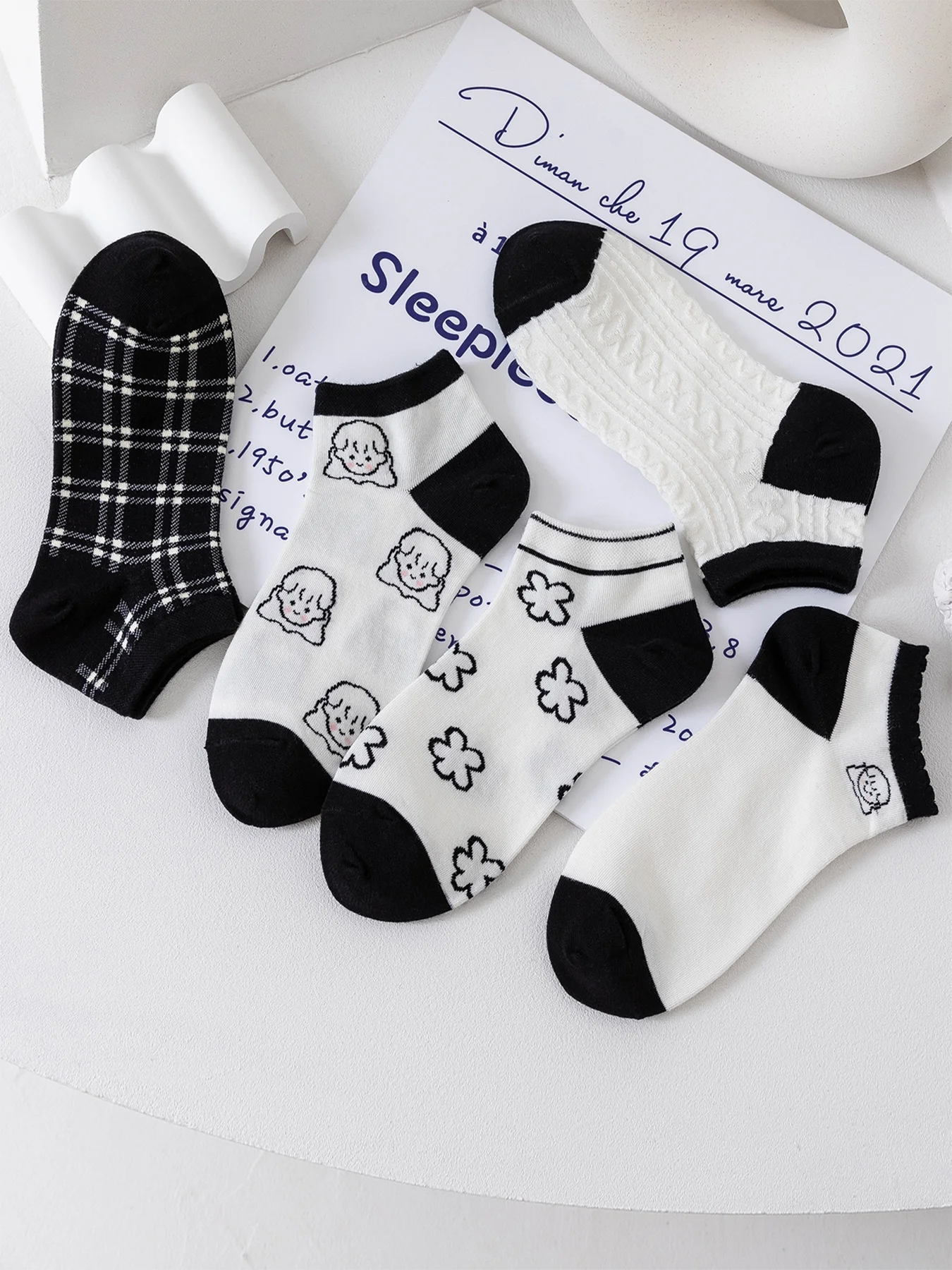 5 Pairs Women Socks Cute Girl Low Tube in Black And White Colour Fashion Famle Comfortable Polyester Cotton Casual Style