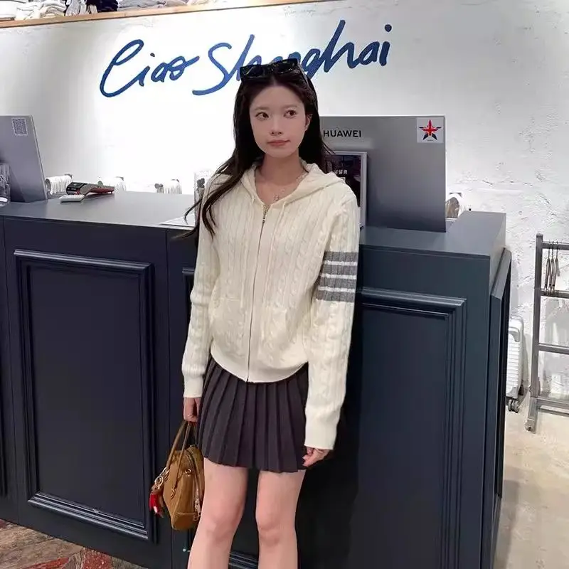 

Dongguan Daliang College Spor открытый кардиган свитер женский студенческий осенне-зимний трикотаж с капюшоном повседневная мода