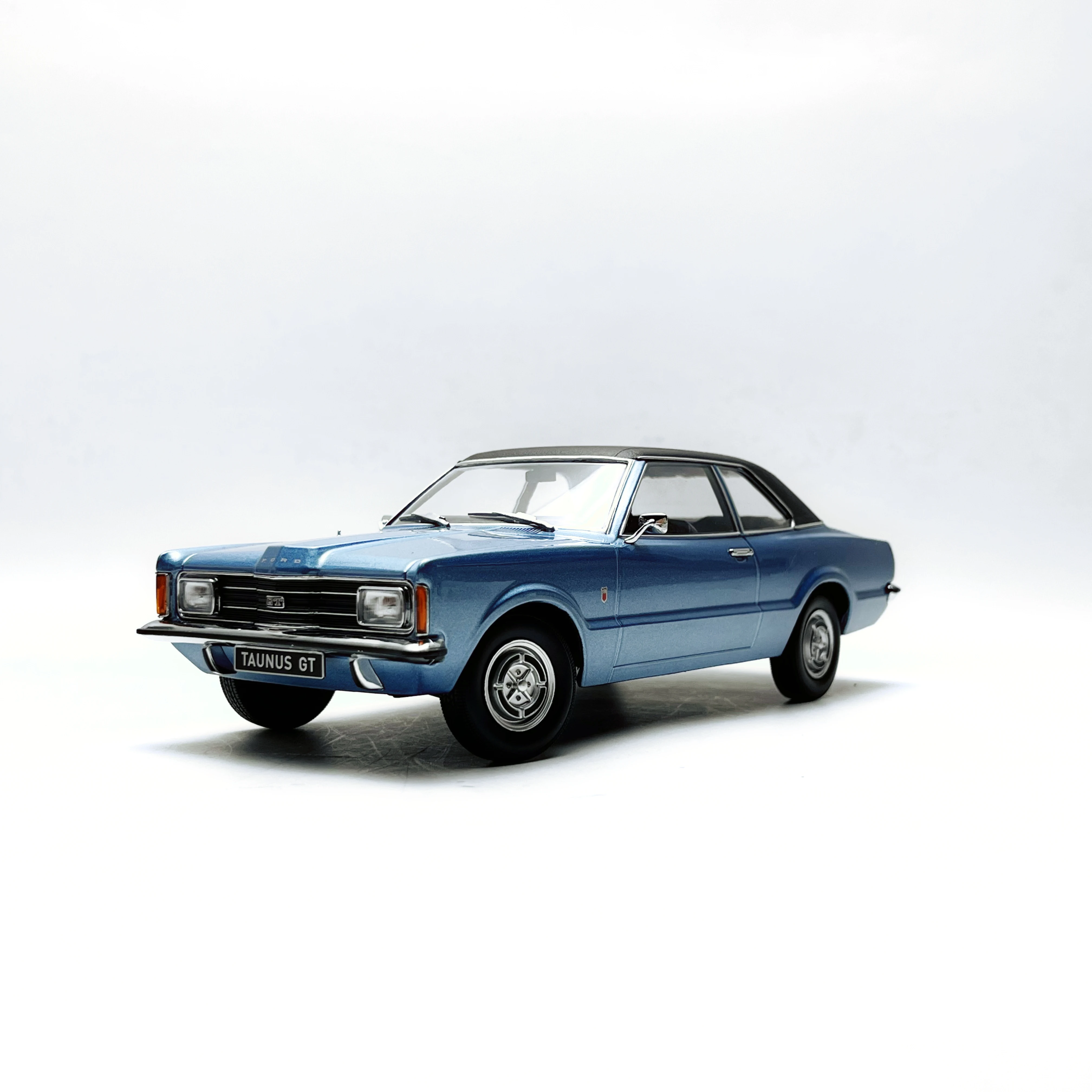 diecast-in-scala-1-18-ford-taunus-gt-1971-modello-di-auto-di-lusso-giocattolo-da-collezione-regalo-souvenir-display-ornamento