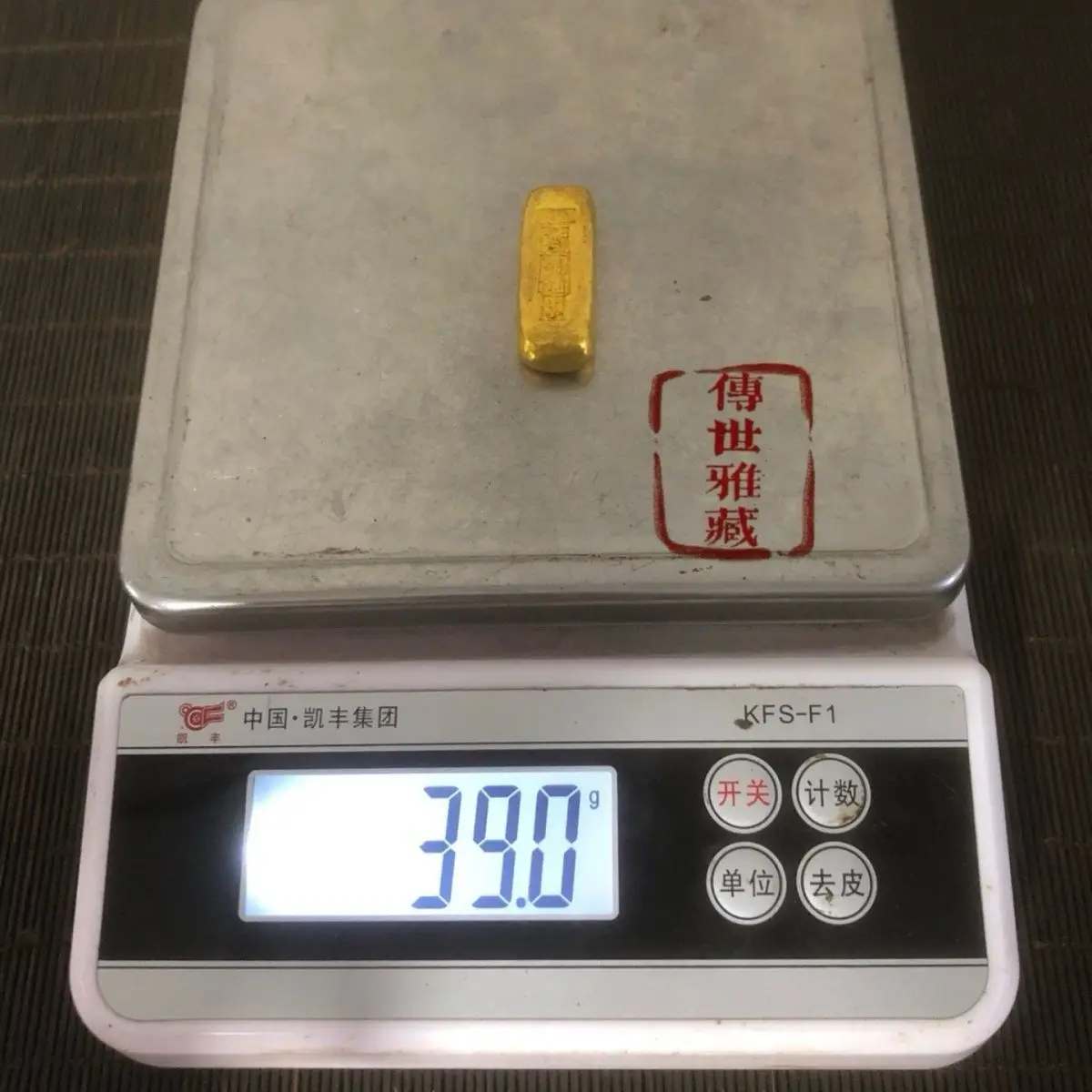 Silver shop with red gold small strips, with a regular shape and a warm and moist coating