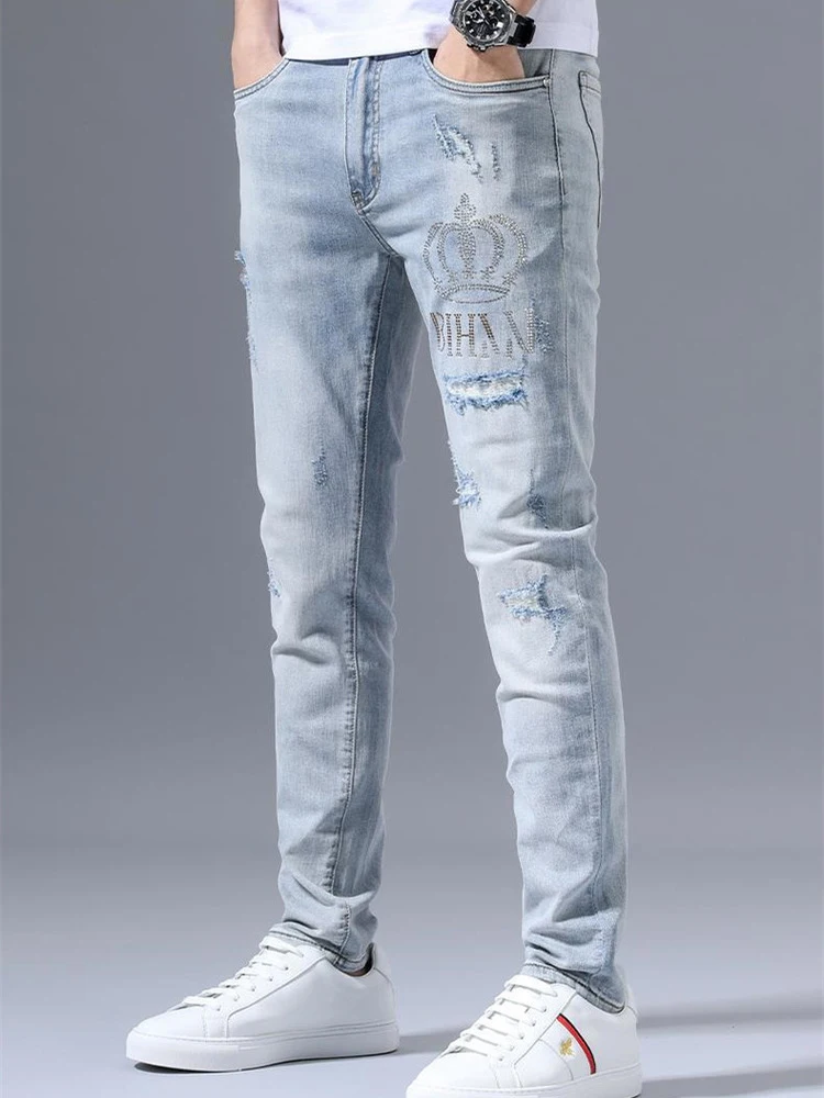 

Модные мужские брюки, весенние брюки со стразами, тонкие мужские джинсы-бойфренды, уличная одежда на молнии, светло-голубые повседневные длинные джинсовые брюки