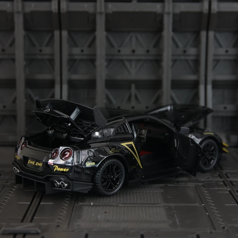 1:24 portas de modelo de carro em liga Nissan GTR 35 e capô do motor, o porta-malas pode ser aberto tem funções de som e iluminação simuladas
