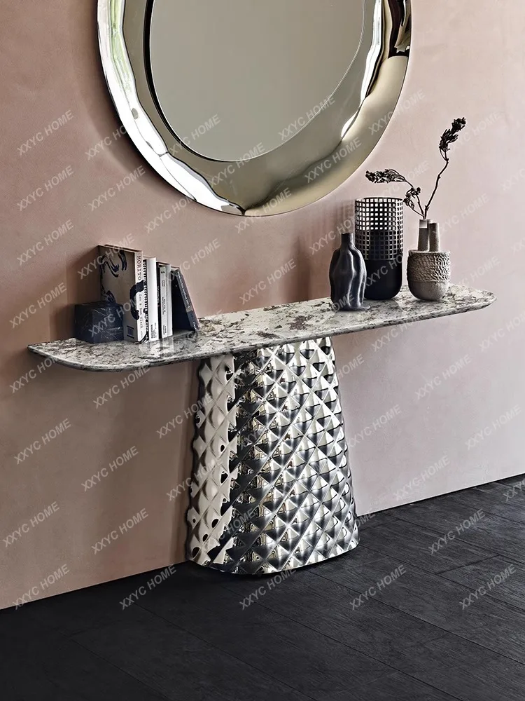 XX Lmarble strip case is facing the door against the wall, decorative cabinet against the wall, very narrow entrance platform