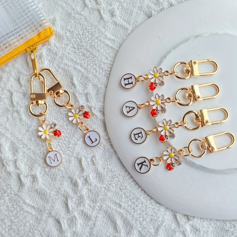 26 Initial Letter Keychain Cute Daisy Ladybug Charm Keyring for Women Bag Pendant A-Z Alphabet Key Holder Fashion Jewelry Gift