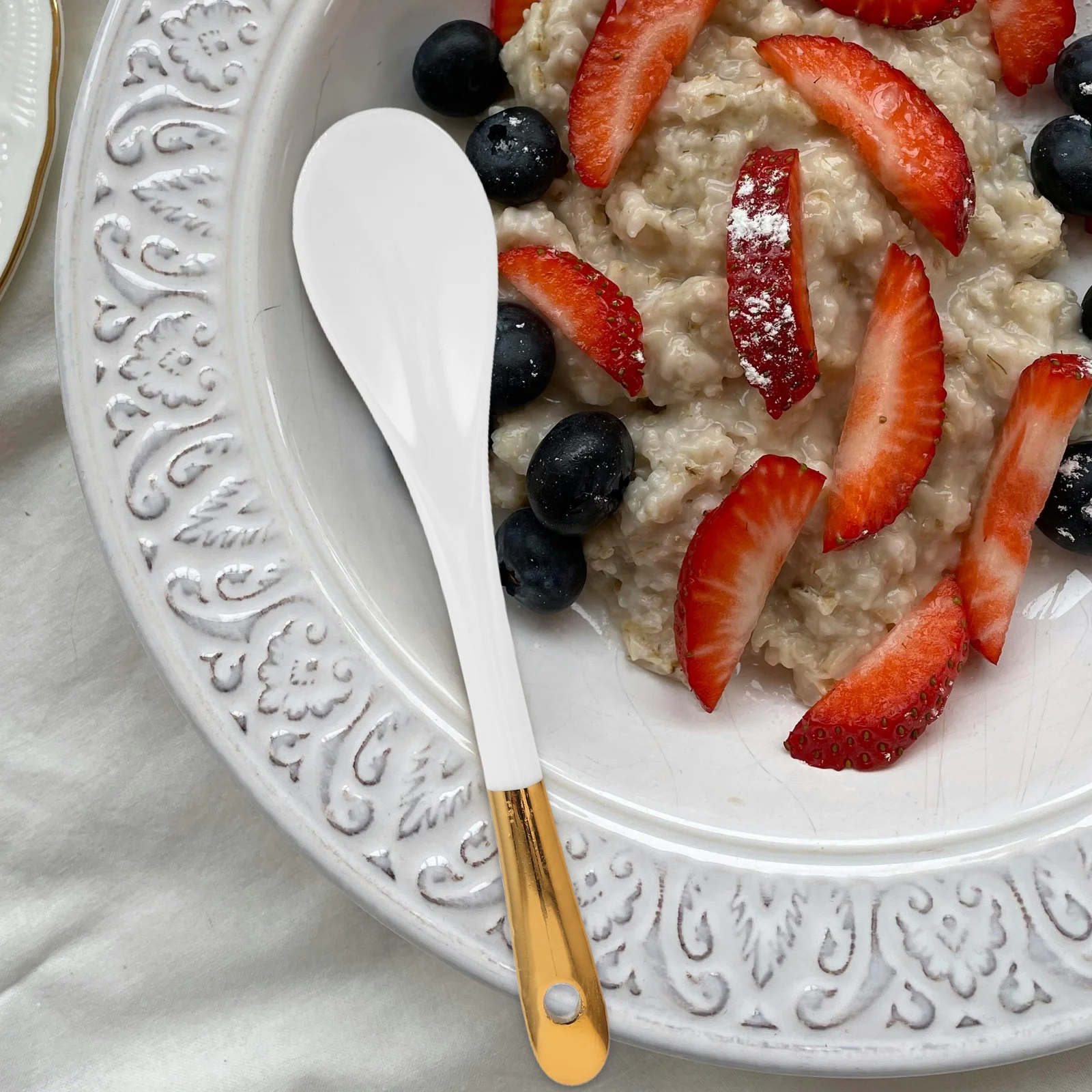 ملعقة قهوة سيراميك فاخرة مع حافة ذهبية على الطراز الأوروبي أنيقة مثالية لملعقة سيراميك لحلويات الشاي والقهوة