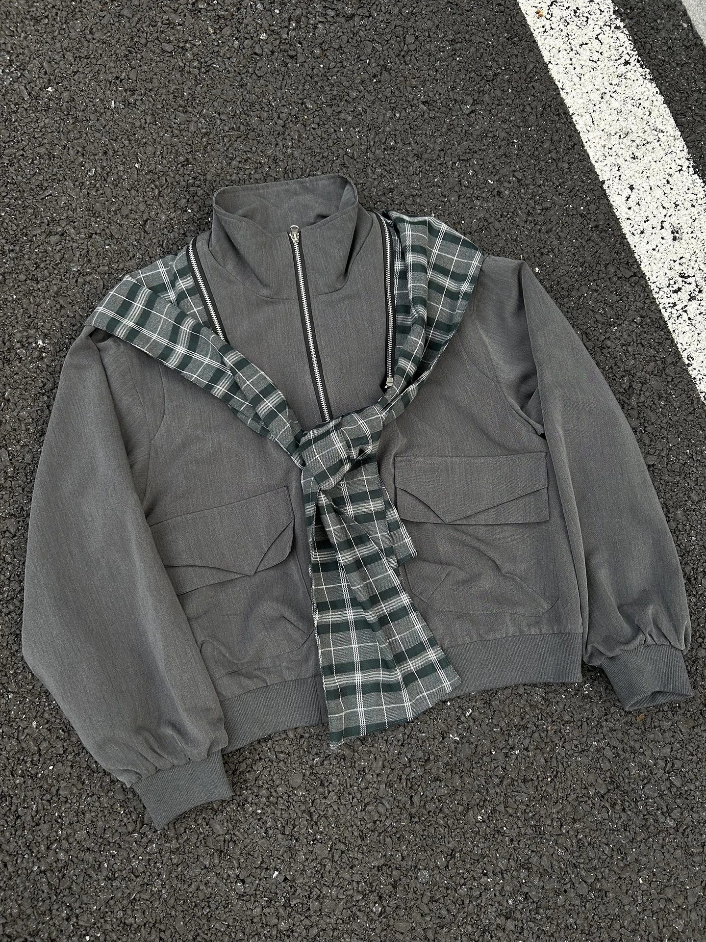 

Мужская демисезонная куртка-трансформер в винтажном стиле с деконструированным дизайном для повседневной носки