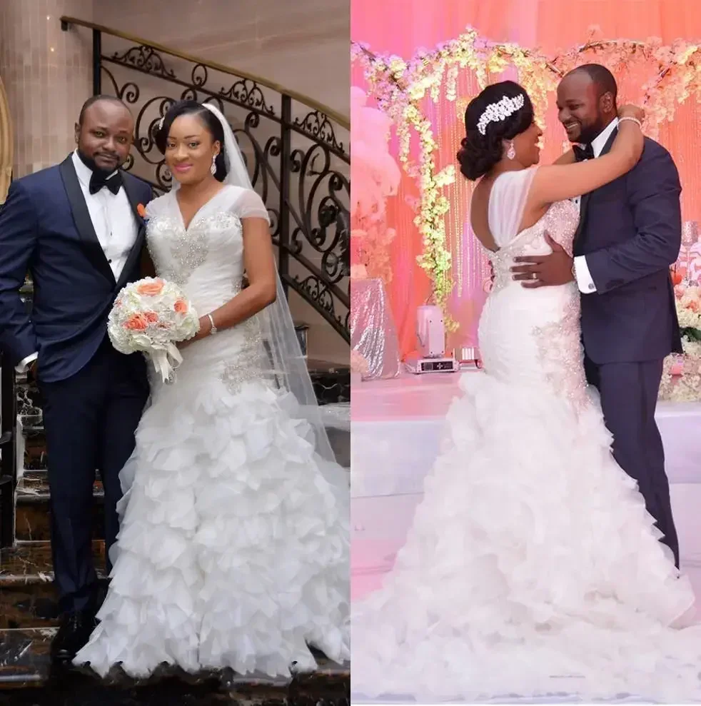 Maßgeschneiderte Meerjungfrau-Brautkleider mit V-Ausschnitt, Flügelärmeln, Spitzenapplikation, Perlenrüschen, abgestufter Organza, Sweep-Zug, Hochzeit in Übergröße