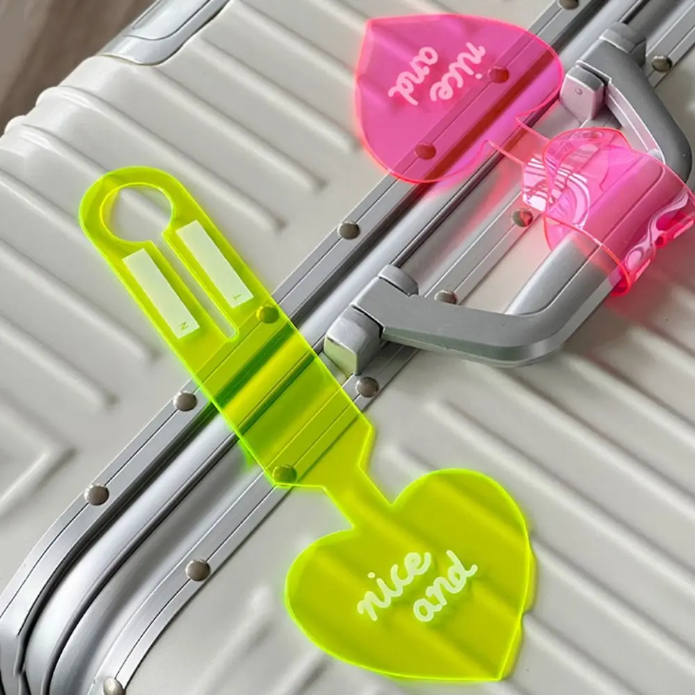 Etichetta per bagagli colorata a forma di amore Etichetta per valigia per aereo Etichetta per bagagli fluorescente anti-perdita Accessori da viaggio